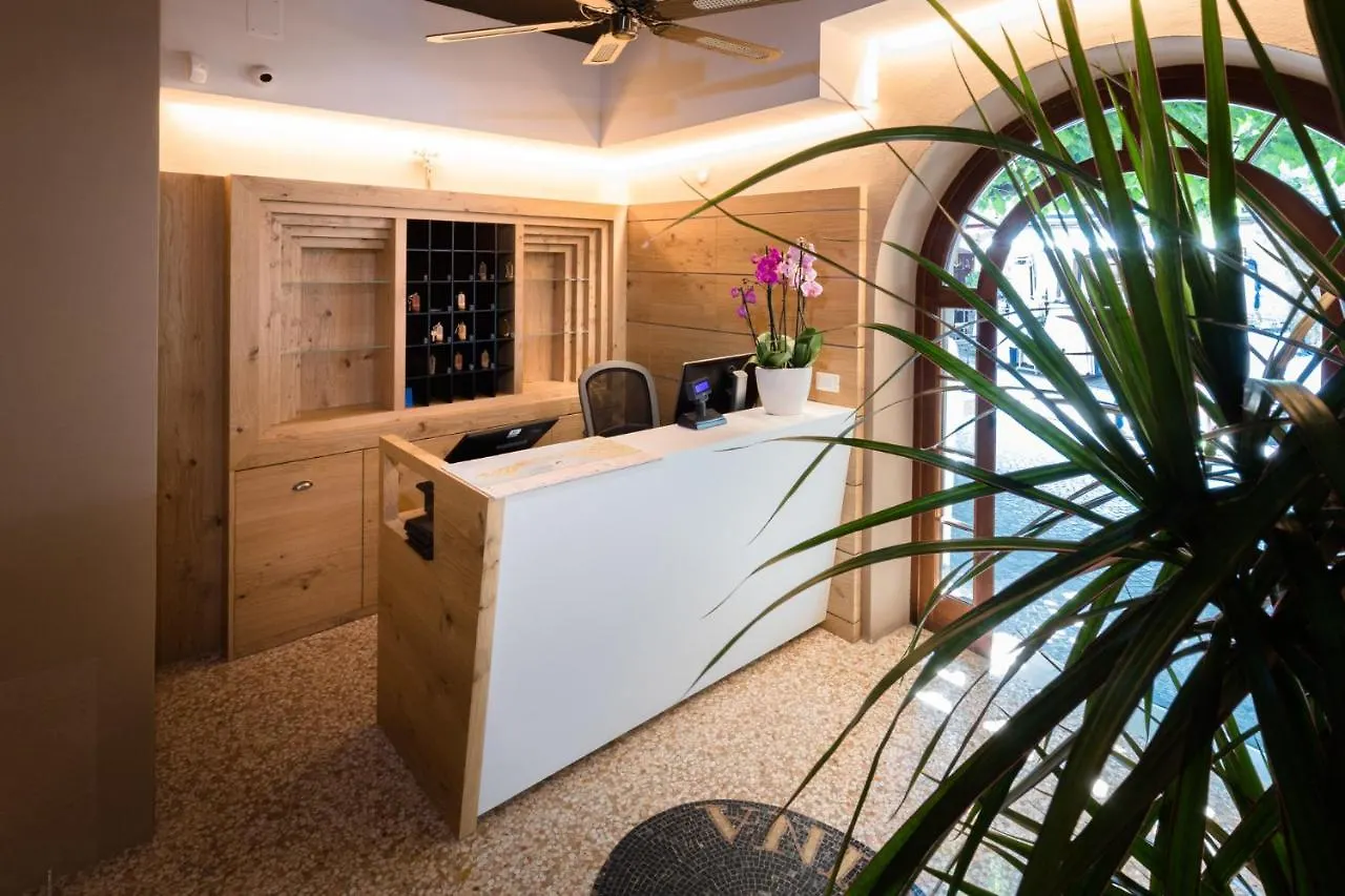 Hotel Corte Regina Sirmione 3*,  Italy